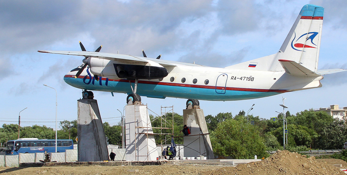 Южно-Сахалинск. Самолёт-памятник Ан-24 RA-47198