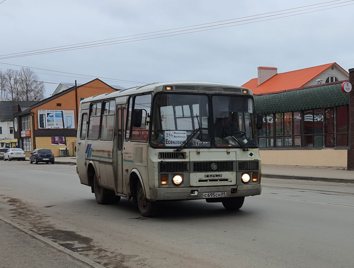 Маршрутка вышние волочки. Автобус 15. Автобус Вышний волочёк статуя. Вышний волочёк фото 2022 года. Маршрутка Вышний Волочек Москва.