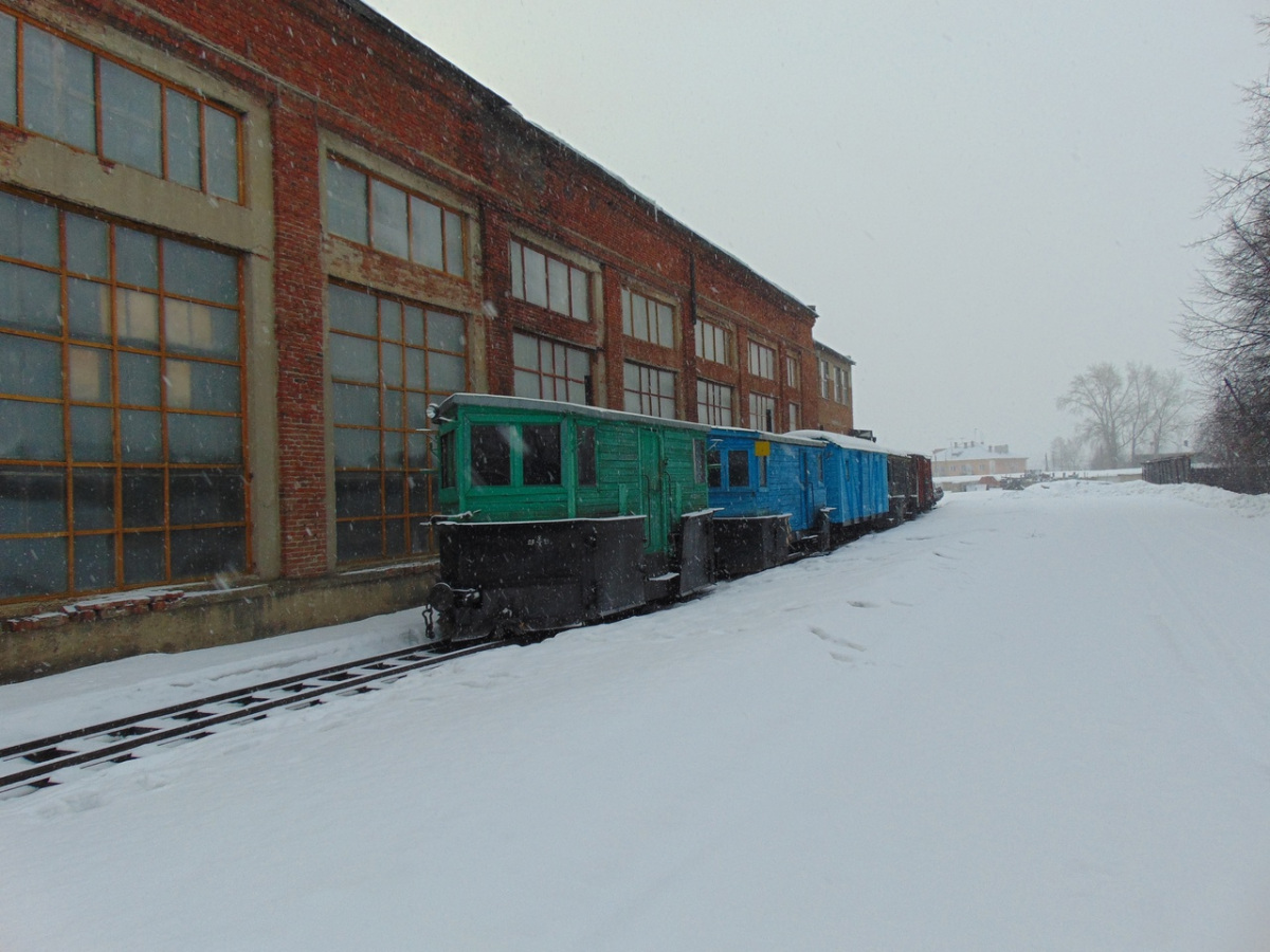 Алапаевск. Экспозиционный путь вблизи электроцеха: снегоочистители СО750, четырёхосный грузопассажирский вагон, крытый вагон и платформа