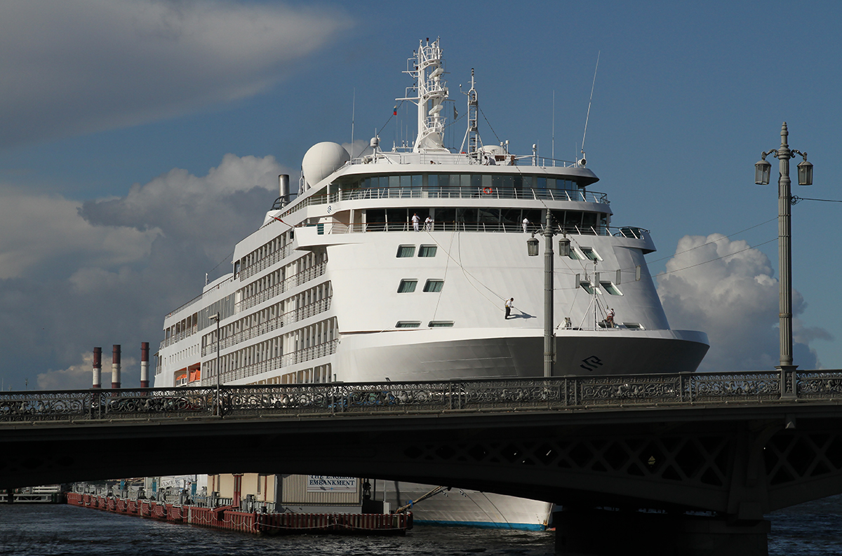Санкт-Петербург. Морской круизный пассажирский теплоход Silver Whisper (тип судна: Silver Shadow, проект судна: Италия)