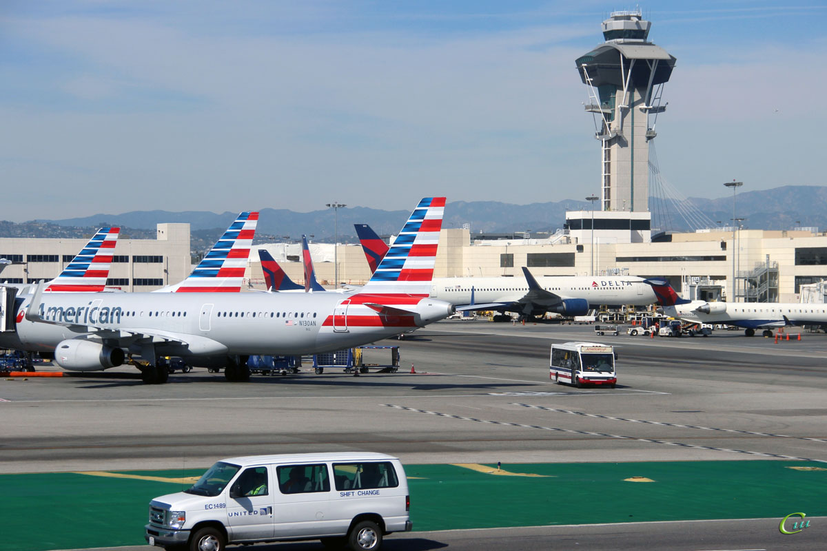 Лос-Анджелес. Самолеты Airbus A321 (N130AN) авиакомпании American Airlines (слева), Boeing 767 (N1612T) авиакомпании Delta Air Lines (по центру на заднем плане), Bombardier CRJ-900 (N809SK) авиакомпании Delta Air Lines (справа) и другие