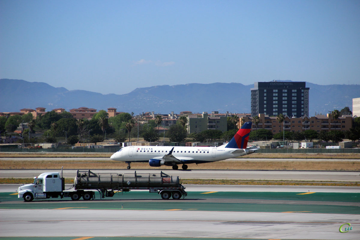 Лос-Анджелес. Самолет Embraer E-175 (N630CZ) авиакомпании Compass Airlines (Delta Connection)