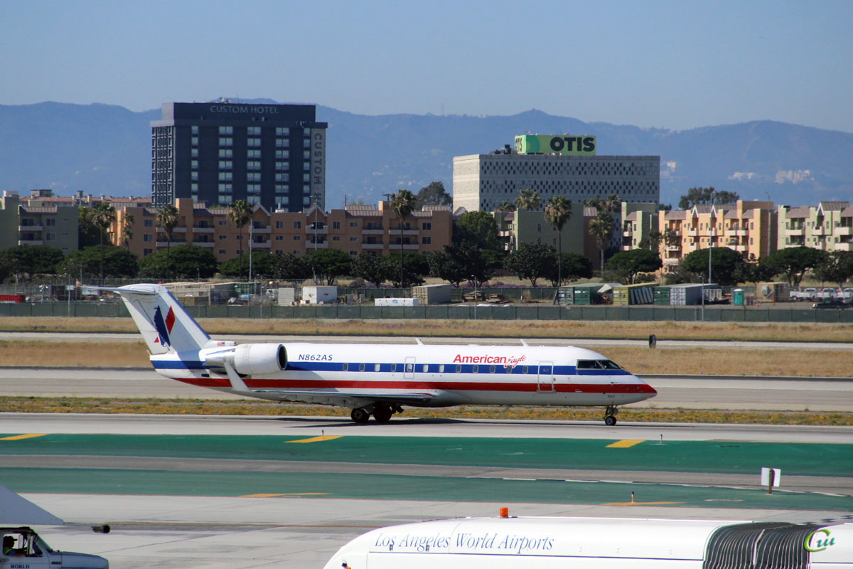 Лос-Анджелес. Самолет Bombardier CRJ-200 (N862AS) авиакомпании American Eagle