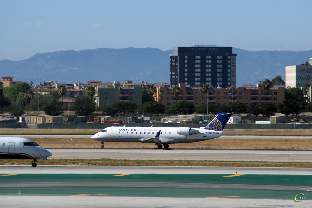 Лос-Анджелес. Самолет Bombardier CRJ-200 (N920SW) авиакомпании United Express