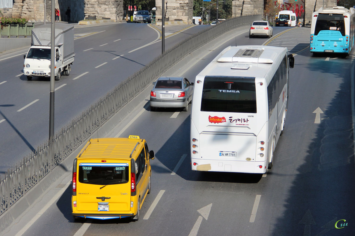 Стамбул. Temsa Safir II 34 HM 7791, Renault Trafic 34 TZB 38