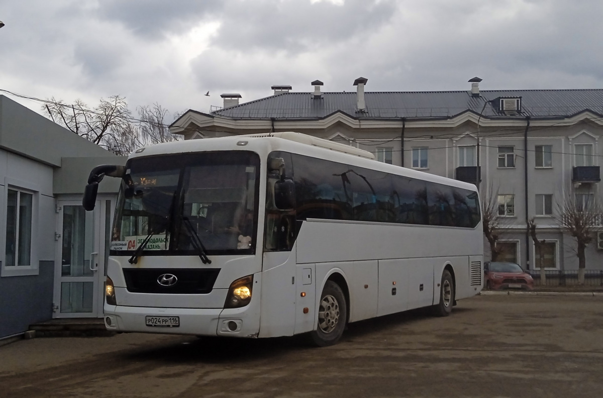 Маршрут 104 автобуса казань. 104 Автобус Казань Зеленодольск. Автобус Хендай. Автобус Хендай старый. Hyundai Universe.