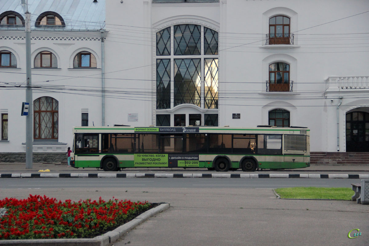 Великий Новгород. МАЗ-107.066 ае596