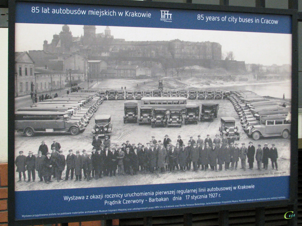 Краков. Плакат с выставки, посвященной 85-летию запуска первого автобусного маршрута Prądnik Czerwony - Barbakan в Кракове (17 января 1927 года)