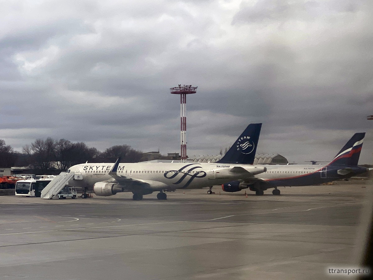 Минеральные Воды. Самолеты Airbus A320 (RA-73749) Александр Попов и Airbus A320 (RA-73774) Илья Репин авиакомпании Аэрофлот (Aeroflot)