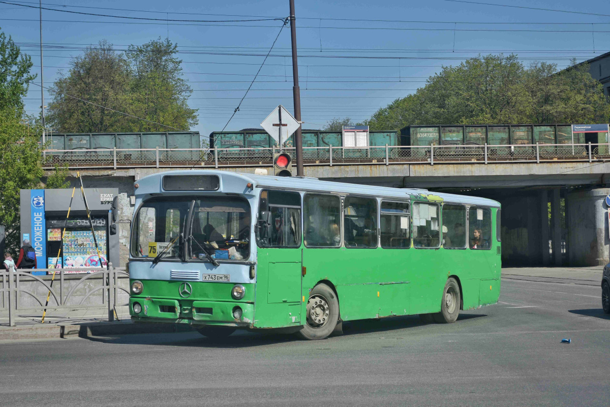 Екатеринбург. Mercedes-Benz O305 х743ем