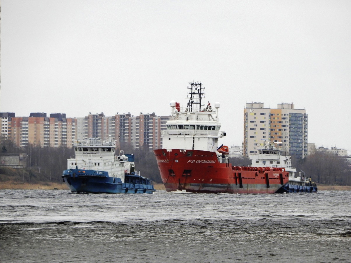Санкт-Петербург. Буксир МБ-1219 (тип МБ, проект 07521) и судно обеспечения нефтяных платформ FD Untoucable (проект UT 755 XLS)