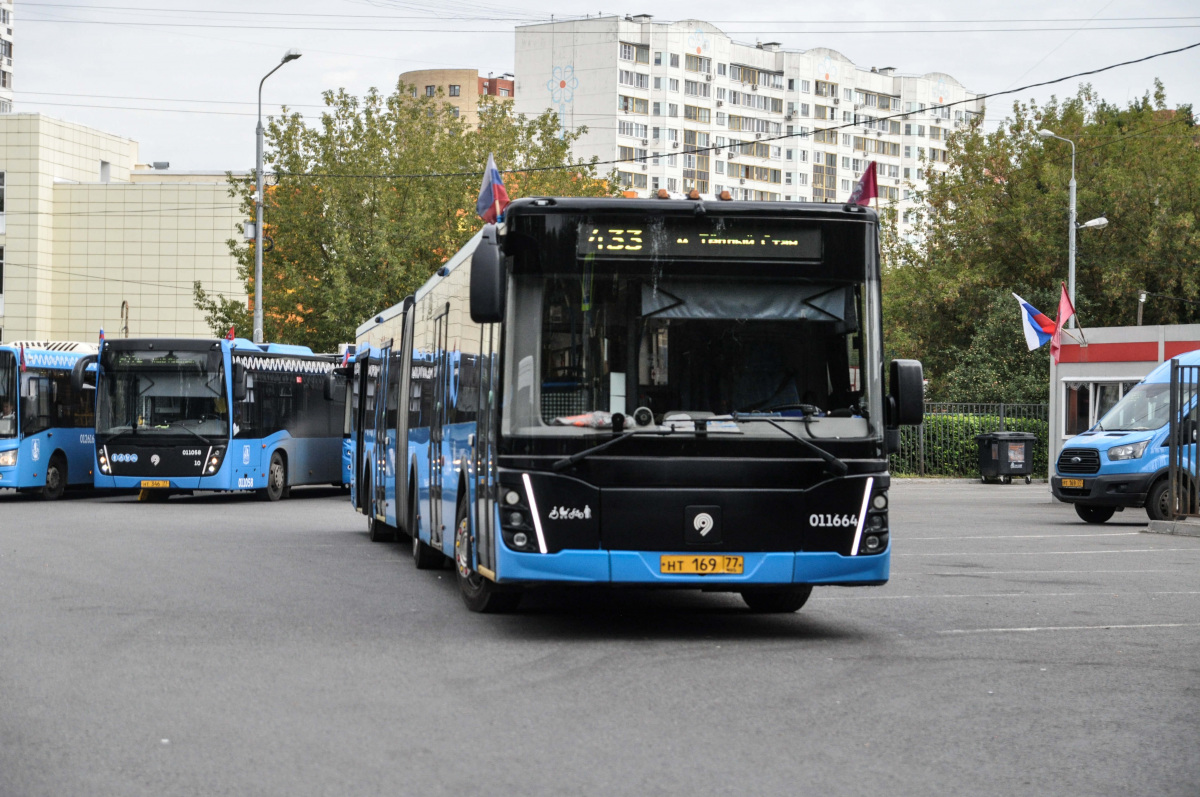 Москва. Автобус ЛиАЗ-6213