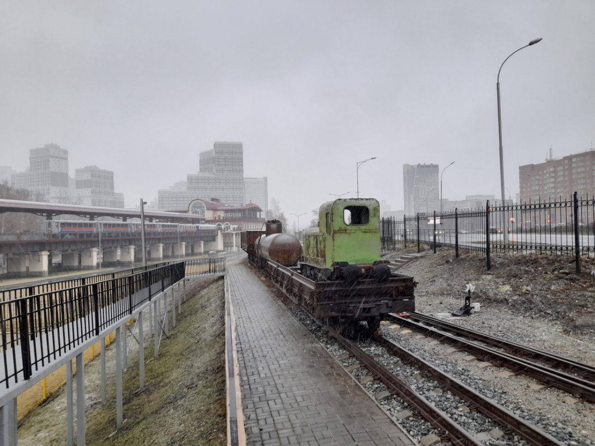 Екатеринбург. Подвижной состав (платформа с мотовозом, цистерна и вагон ТСВ6), ожидающий реставрации
