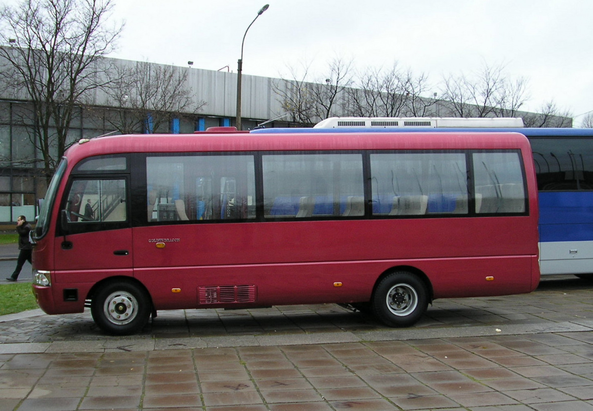 Санкт-Петербург. Автобус Golden Dragon XML6720C1 на выставке Авто + автомеханика 2004