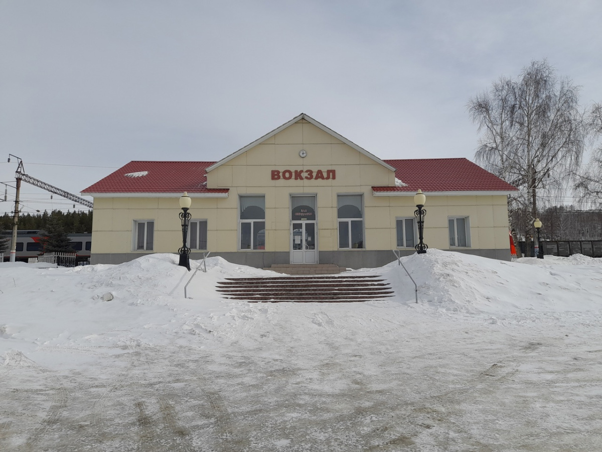 Белорецк. Вокзал станции Новоабзаково, вид со стороны села