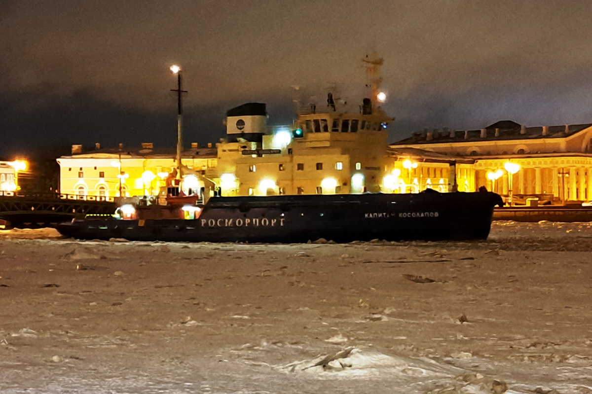 Санкт-Петербург. Ледокол Капитан Косолапов (проект 1108 (Финляндия)) очищает путь для прохода несамоходного судна Белуга-2 (самая ранняя разводка мостов за последние десятилетия)