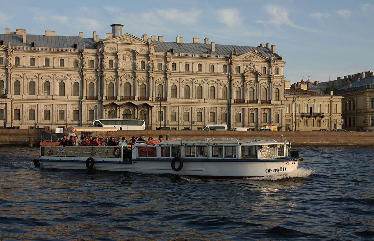 Санкт-Петербург. Пассажирский катер Сиерра-10 (проект судна: КС-110М)